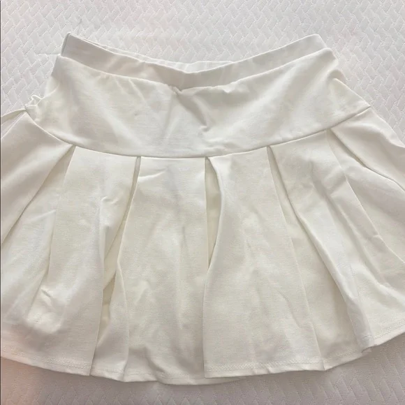 Women’s Fashion Nova “When Good Meets Bad Pleated Mini Skort” in Cream - Size M - Picture 3 of 3